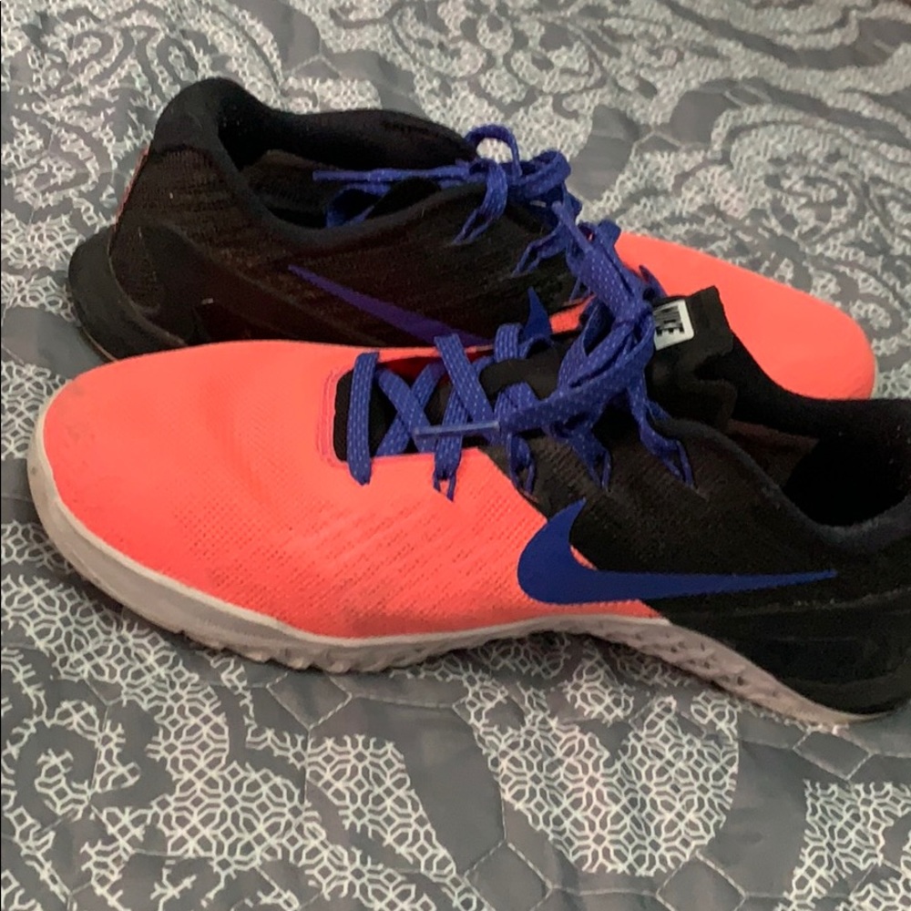 Nike Metcon Size 7.5 Lightly Used! Black and Coral